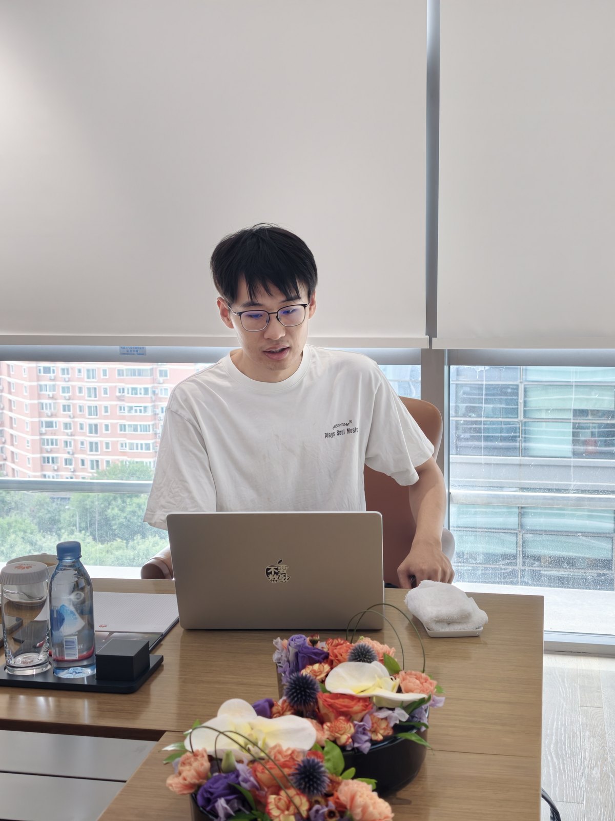 A student discussing his paper during the seminar