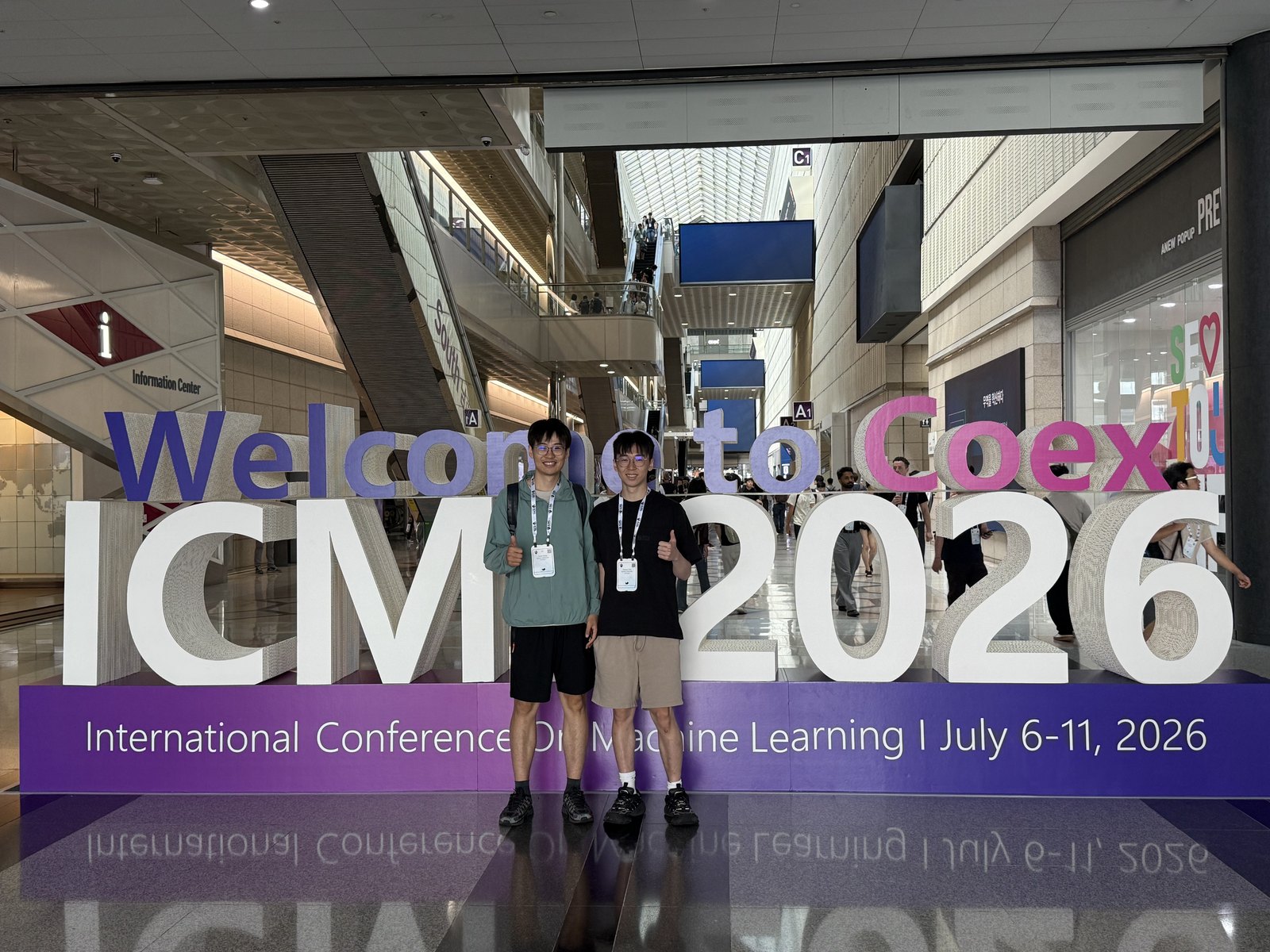康欣来和薛敦耀在 ICML 2026 首尔会场入口合影