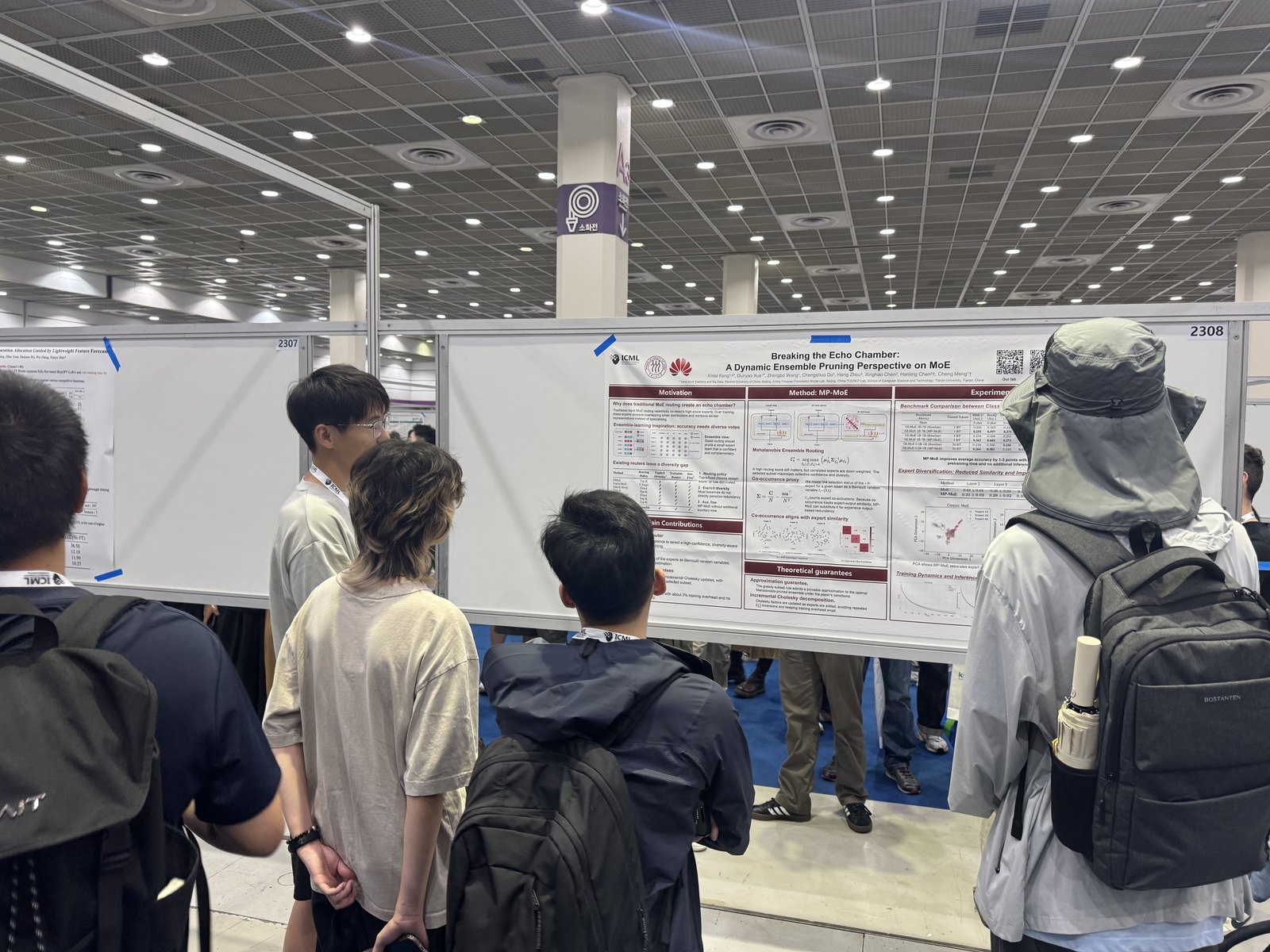 ICML 2026 MP-MoE poster 展示吸引参会者驻足交流