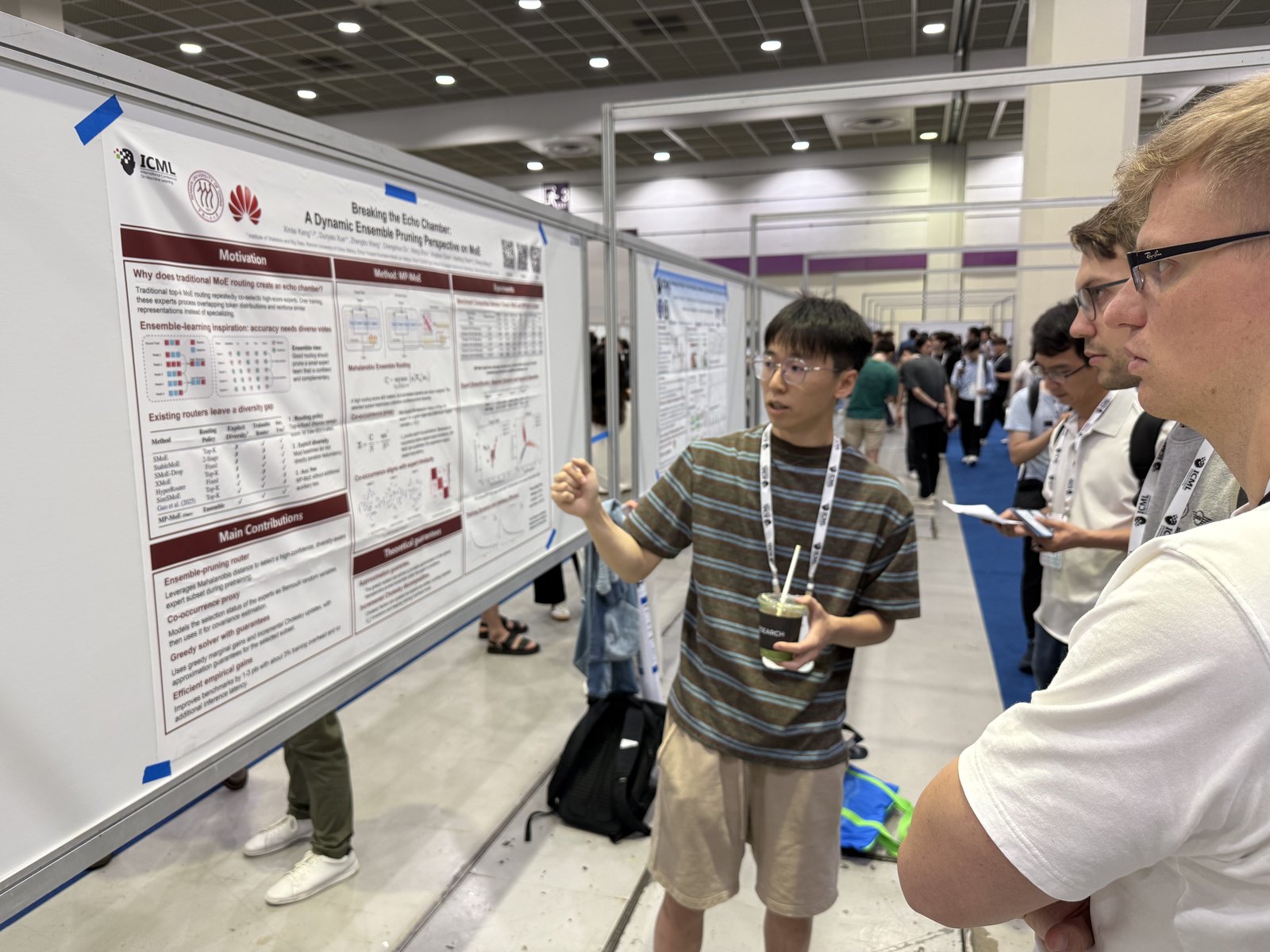 康欣来在 ICML 2026 poster 前与参会者交流